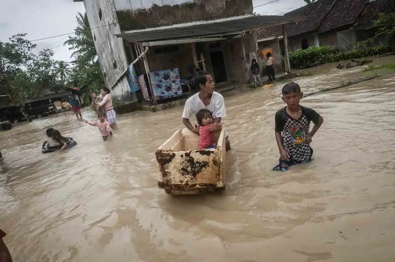 Banjir Setinggi 150...