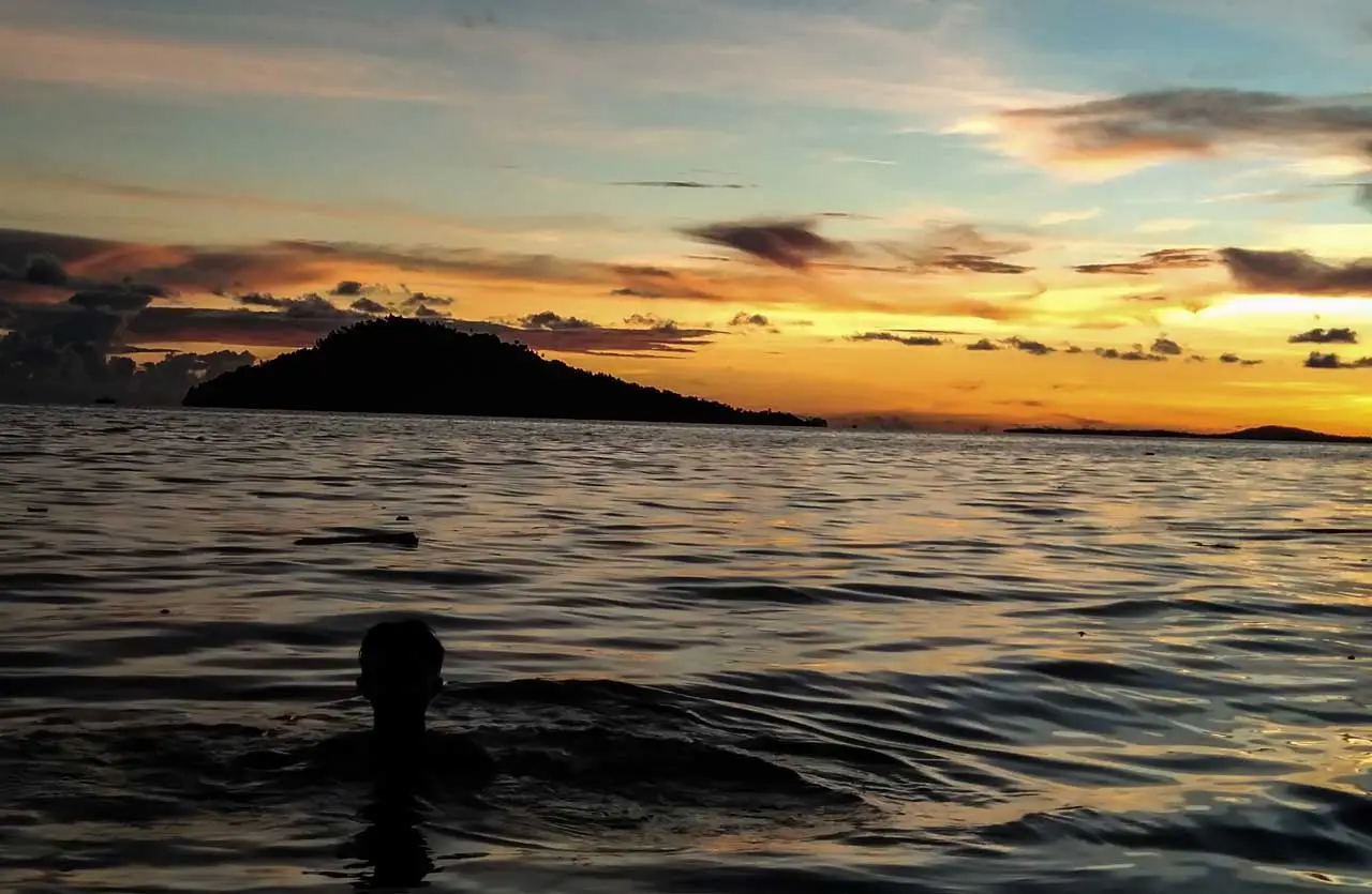 Menikmati Senja di Pulau...