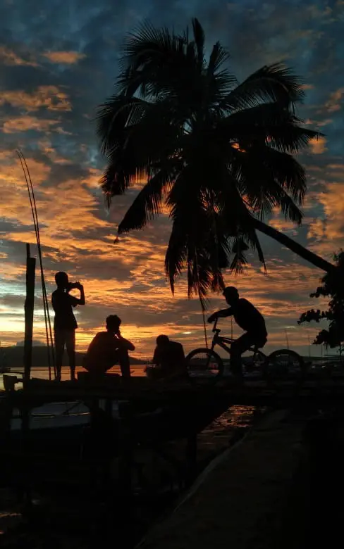 Menikmati Senja di Pulau...