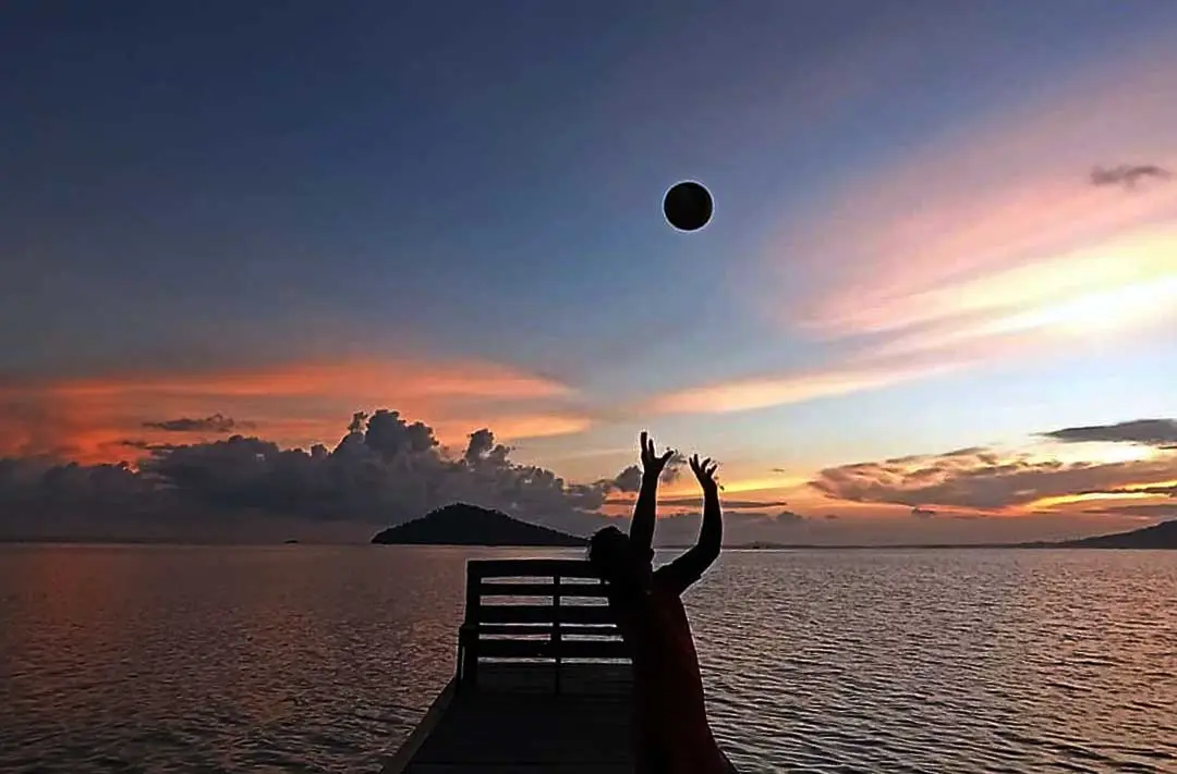 Menikmati Senja di Pulau...