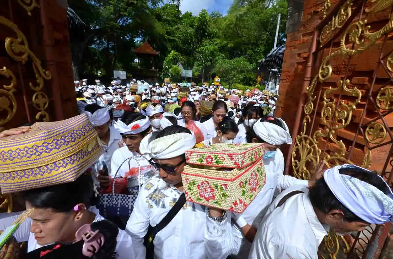 Umat Hindu Rayakan Hari...