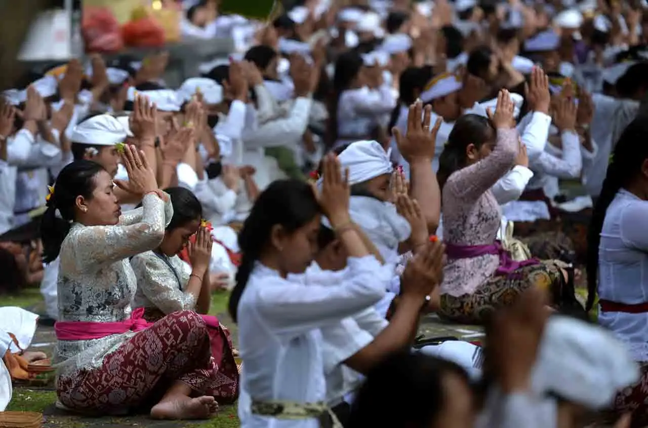 Umat Hindu Rayakan Hari...