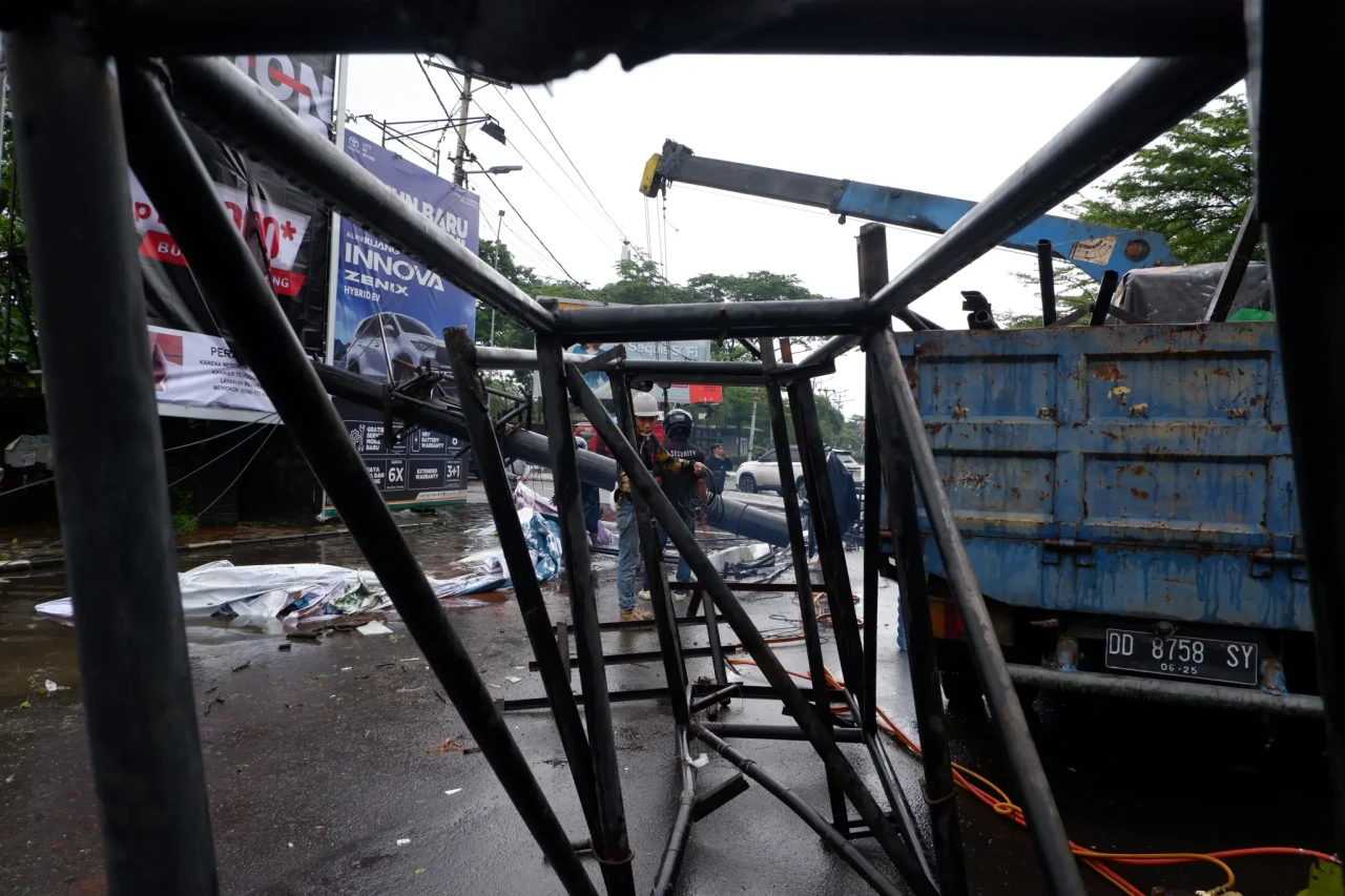 Diterpa Angin Kencang,...