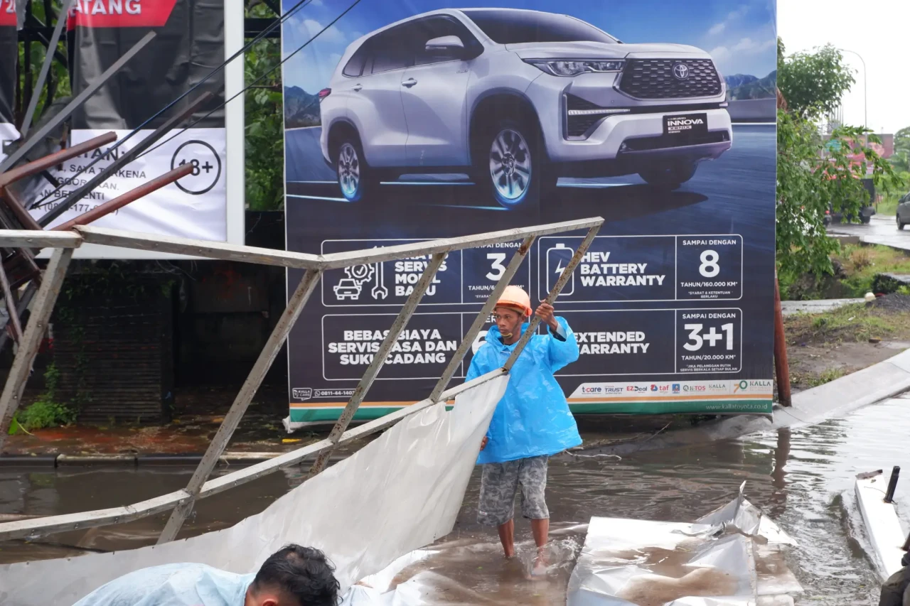 Diterpa Angin Kencang,...