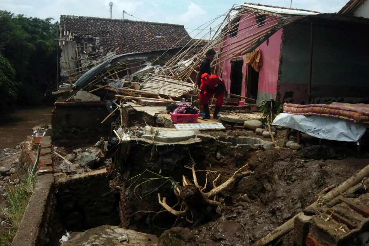 Banjir Bandang Setinggi...