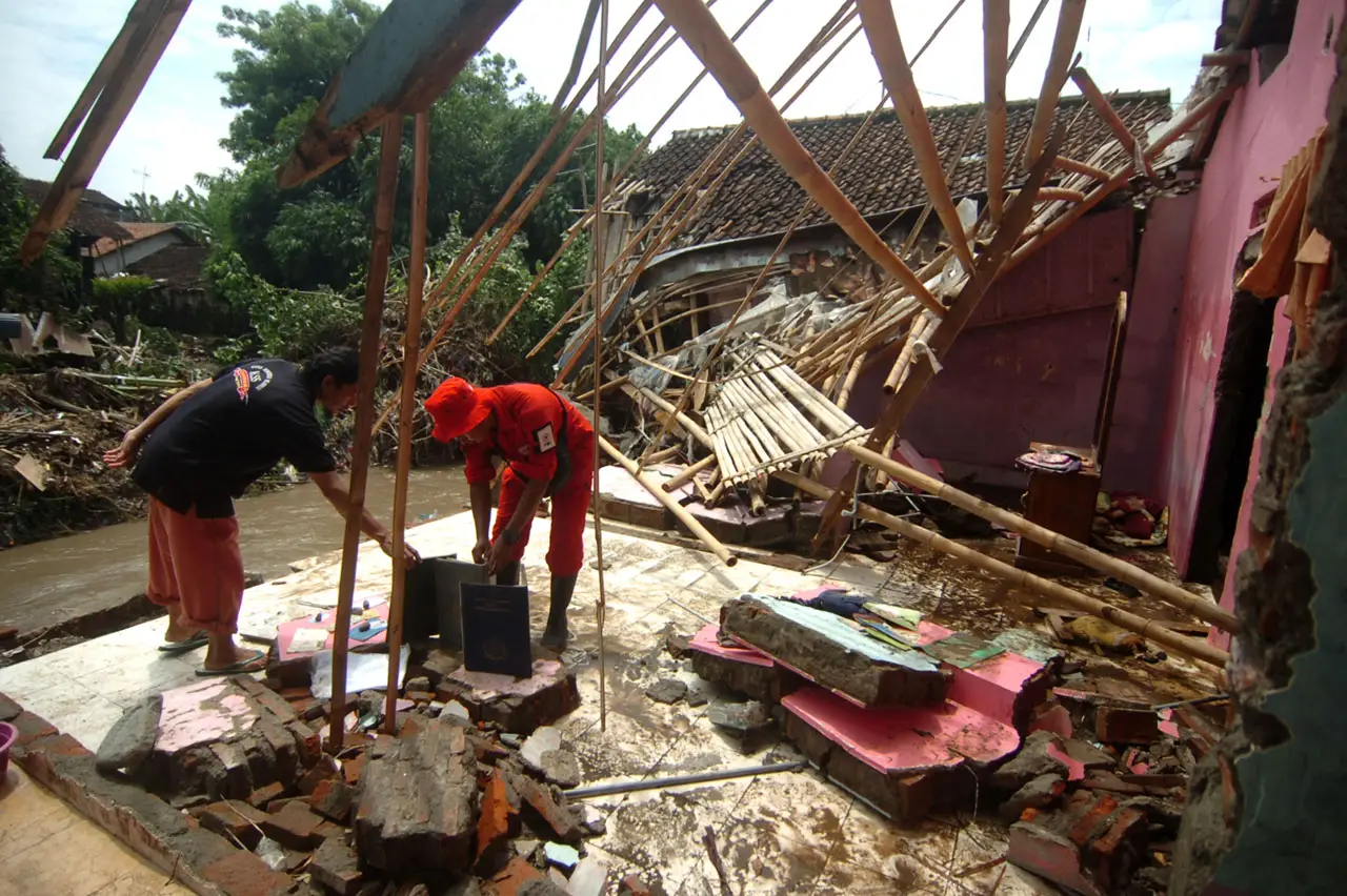 Banjir Bandang Setinggi...