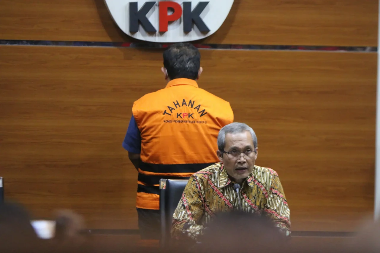 KPK Tahan Penyuap Gubernur...