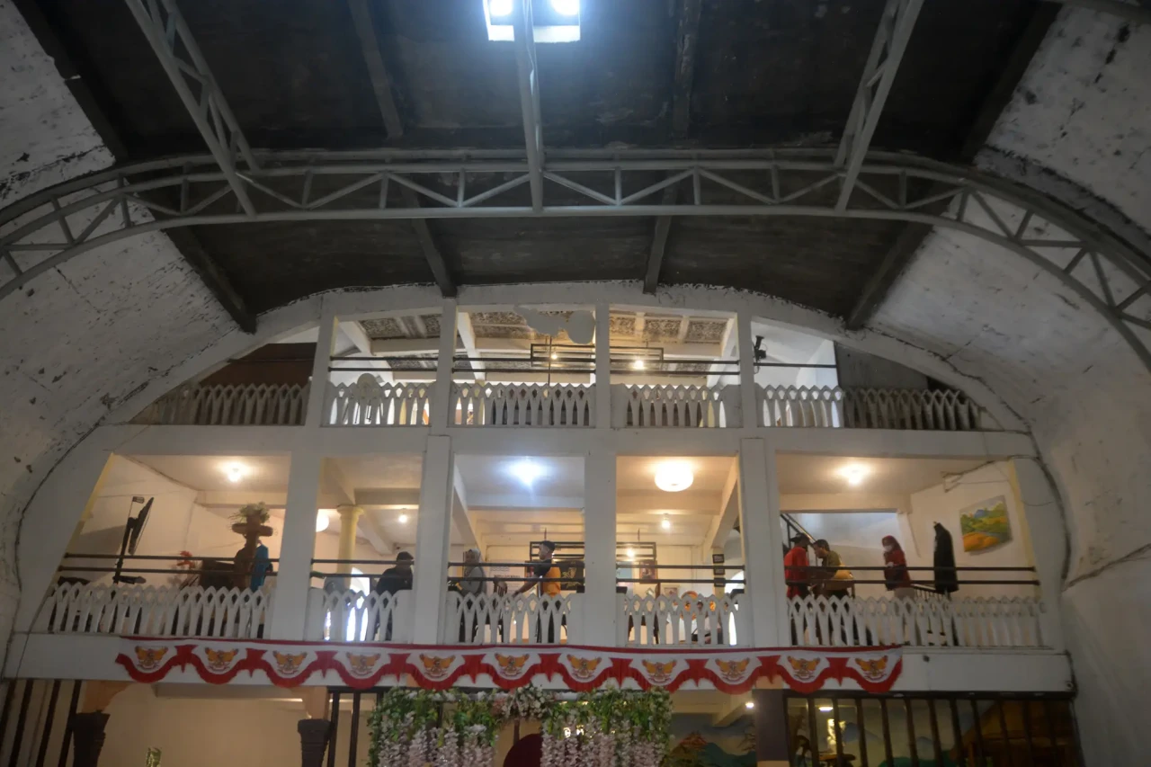 Menikmati Pesona Gereja...