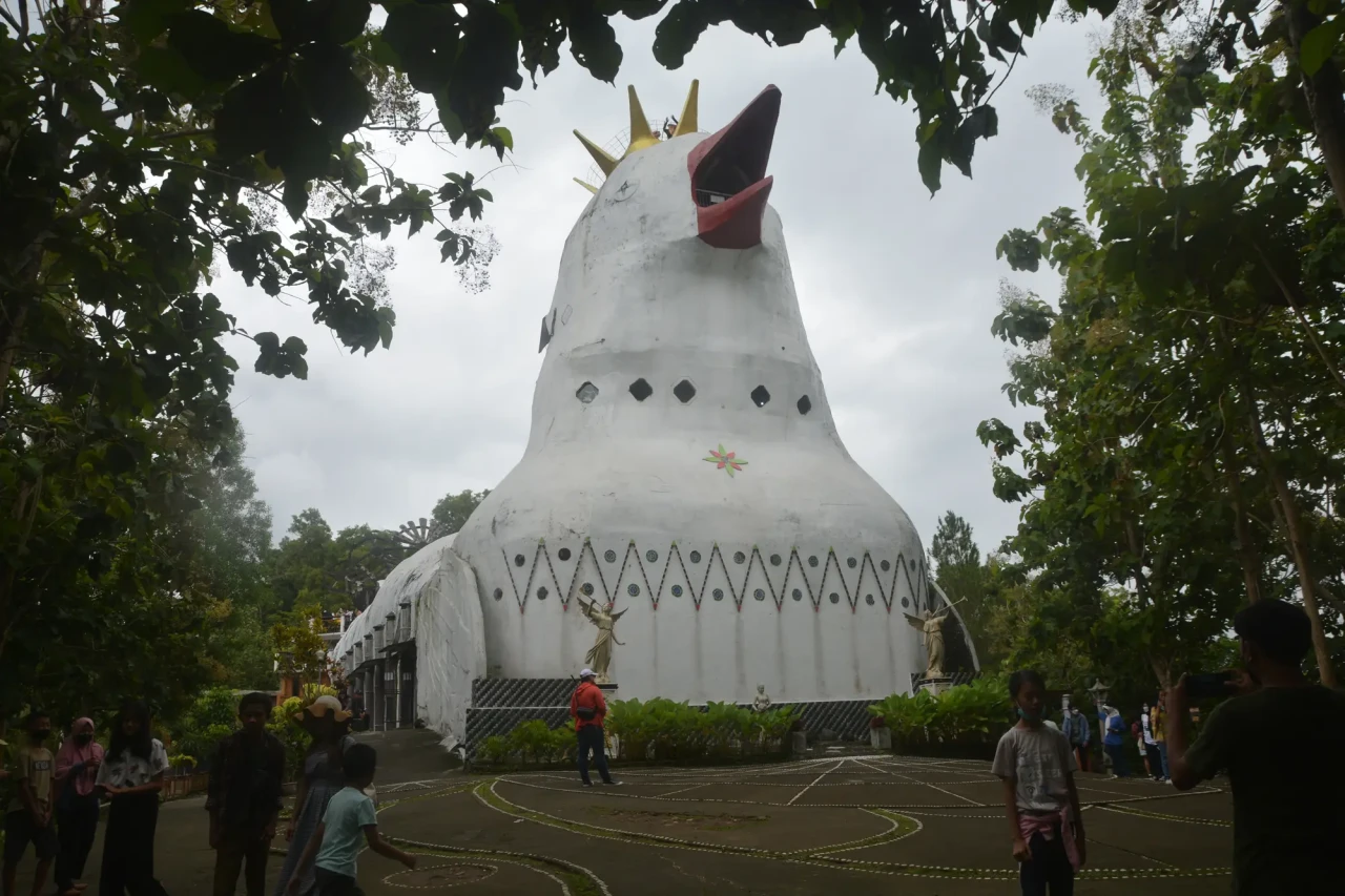 Menikmati Pesona Gereja...