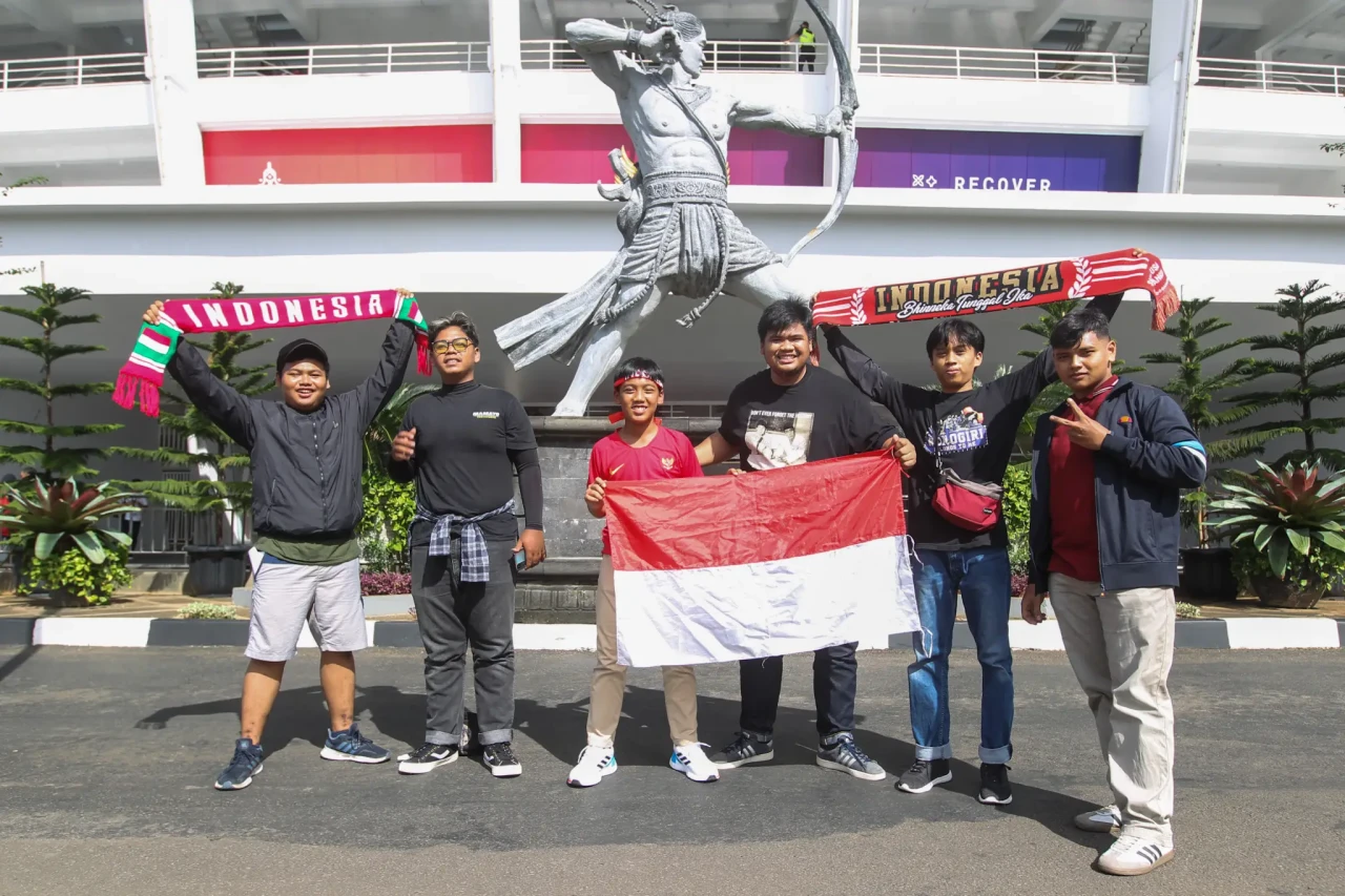 Antusiasme Warga Nonton...