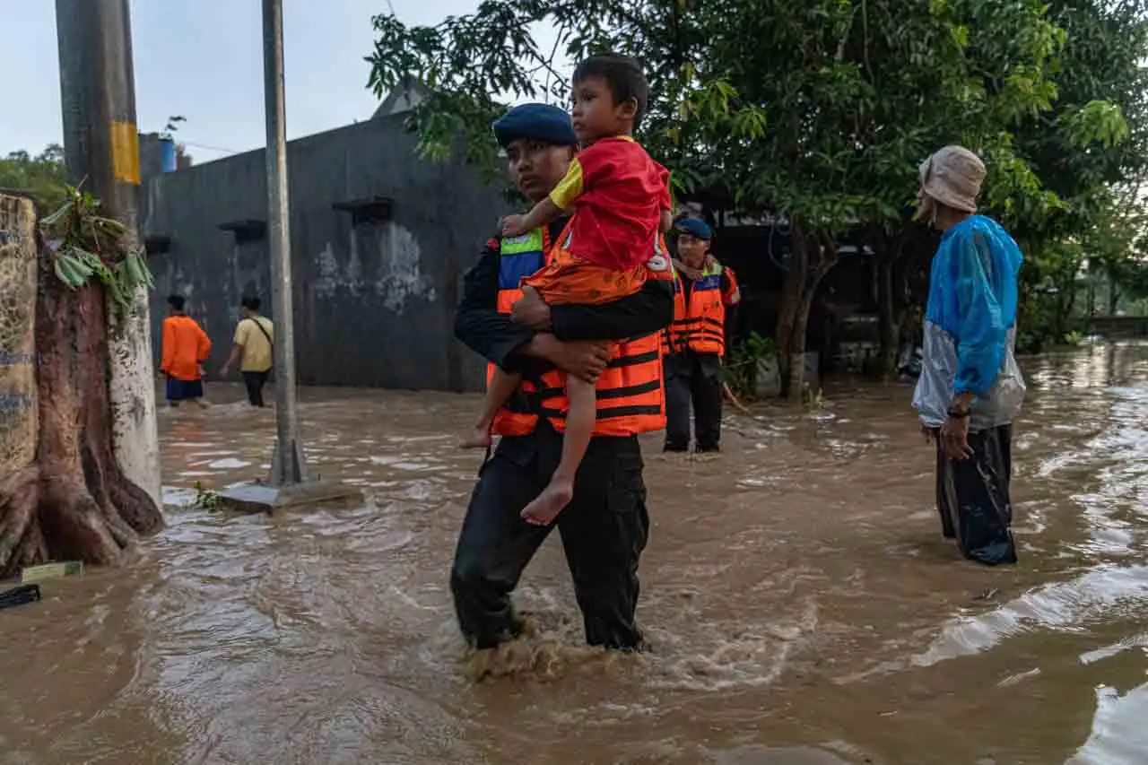 Banjir Bandang Terjang...