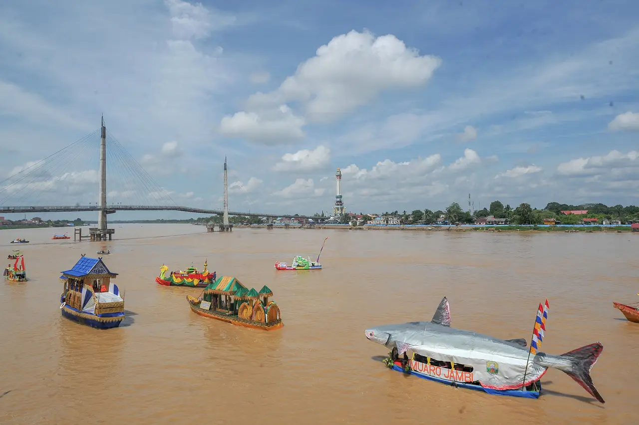 Lomba Perahu Hias di...