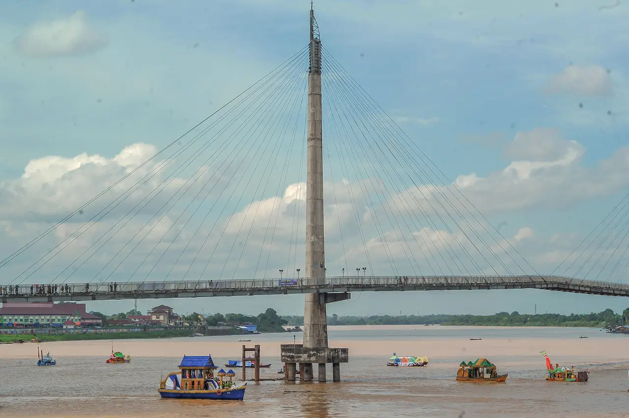 Lomba Perahu Hias di...