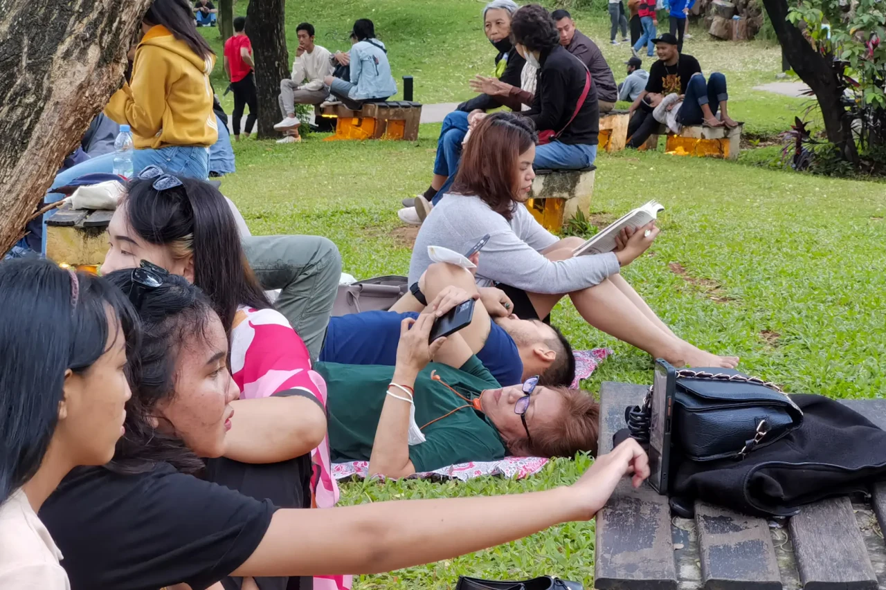 Keseruan Piknik di Hutan...