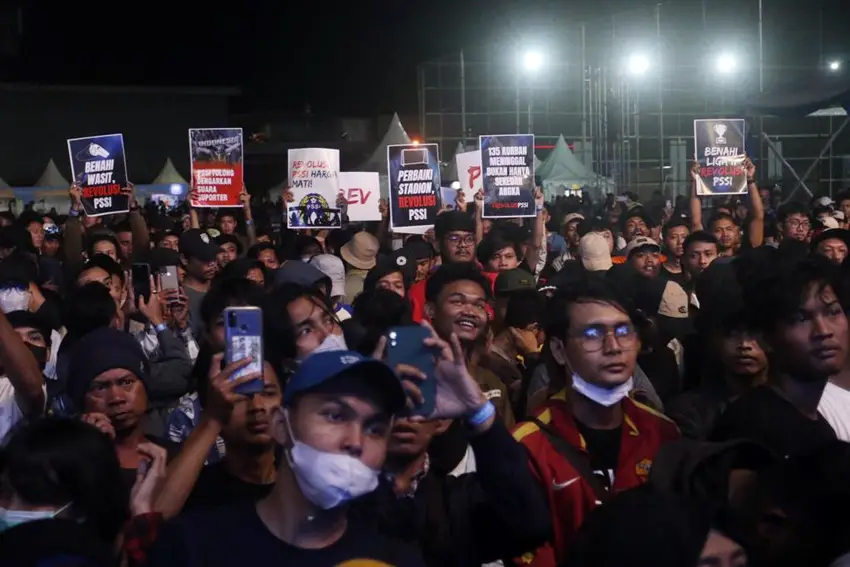 Tuntutan Revolusi PSSI...