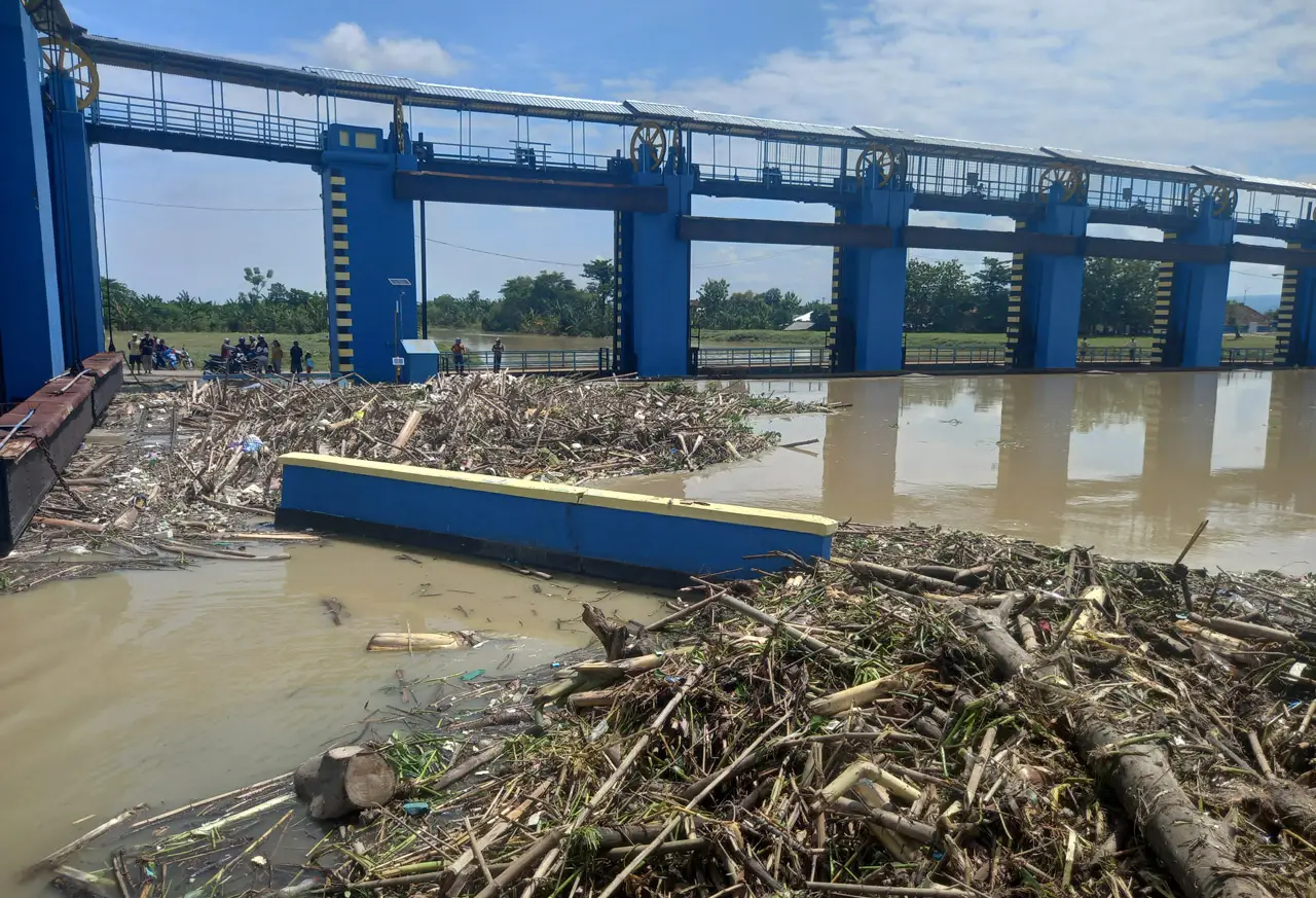Sampah Menumpuk di Bendungan...