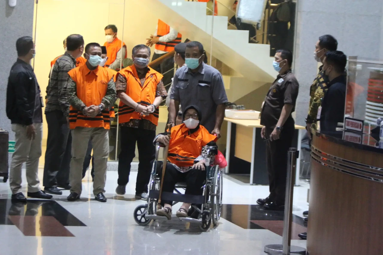 KPK Tahan 10 Anggota...