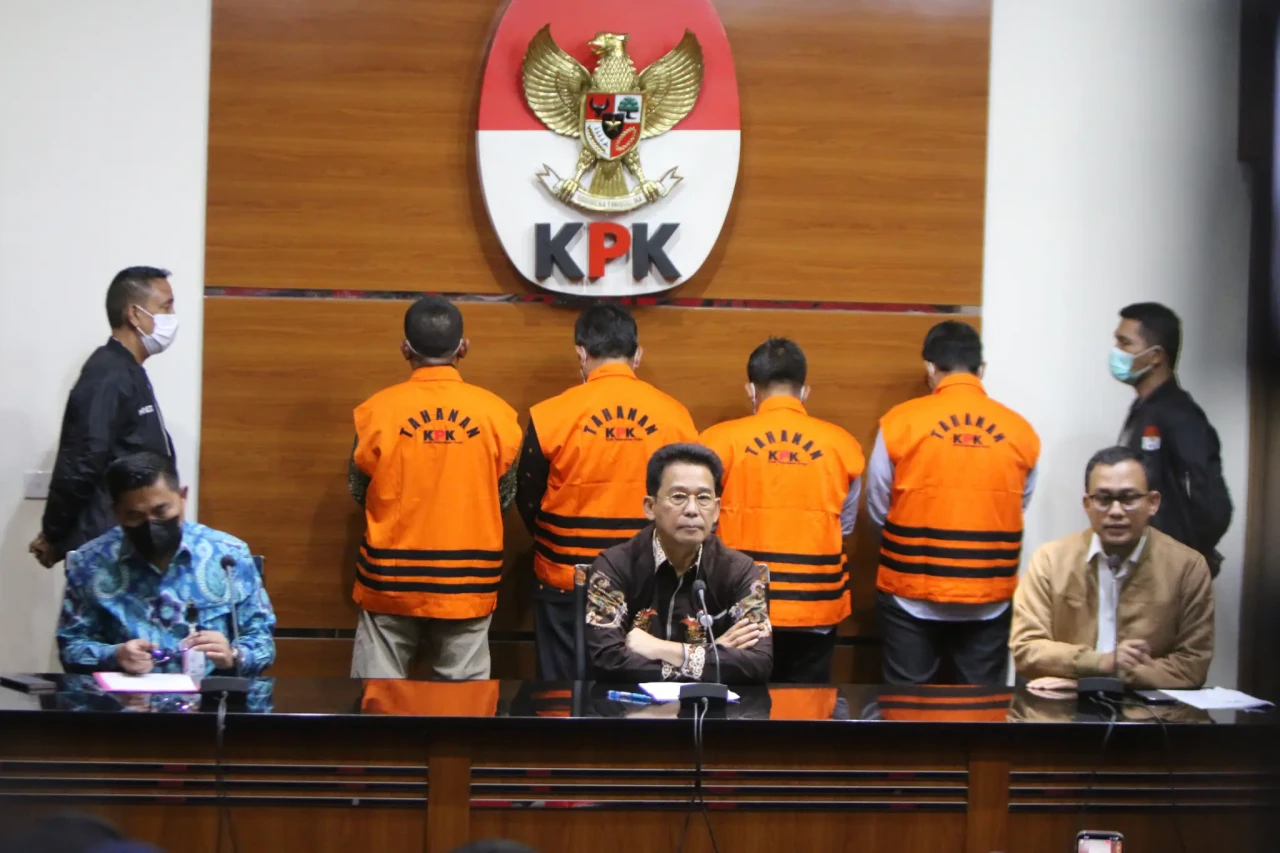 KPK Tahan 10 Anggota...