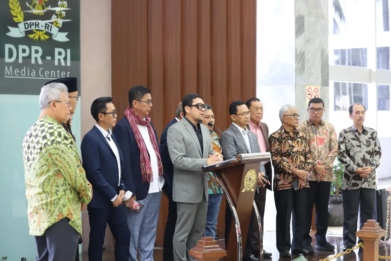 Delapan Fraksi DPR Menolak...
