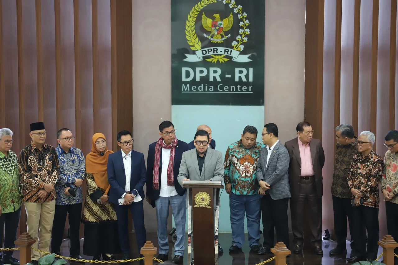Delapan Fraksi DPR Menolak...