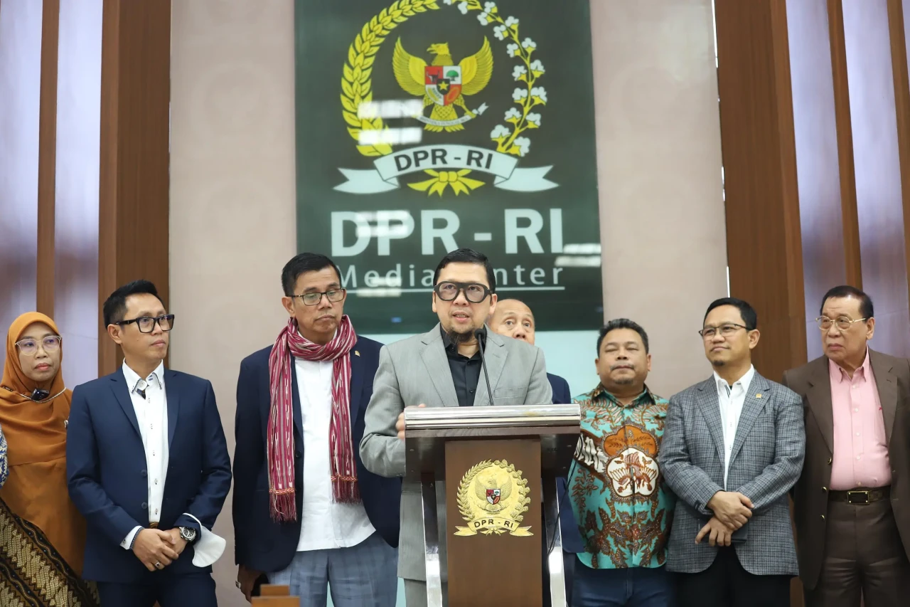 Delapan Fraksi DPR Menolak...