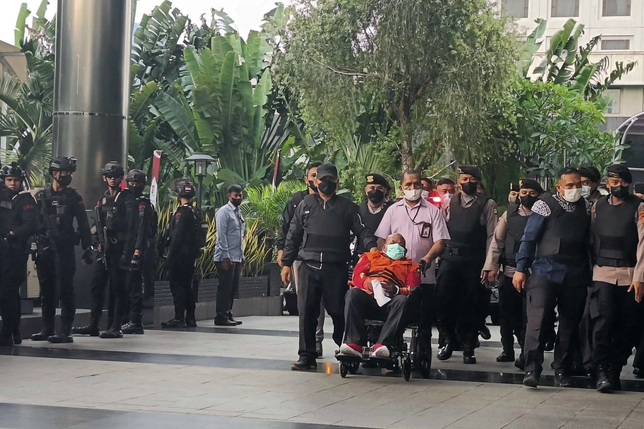 Dibantu Kursi Roda,...