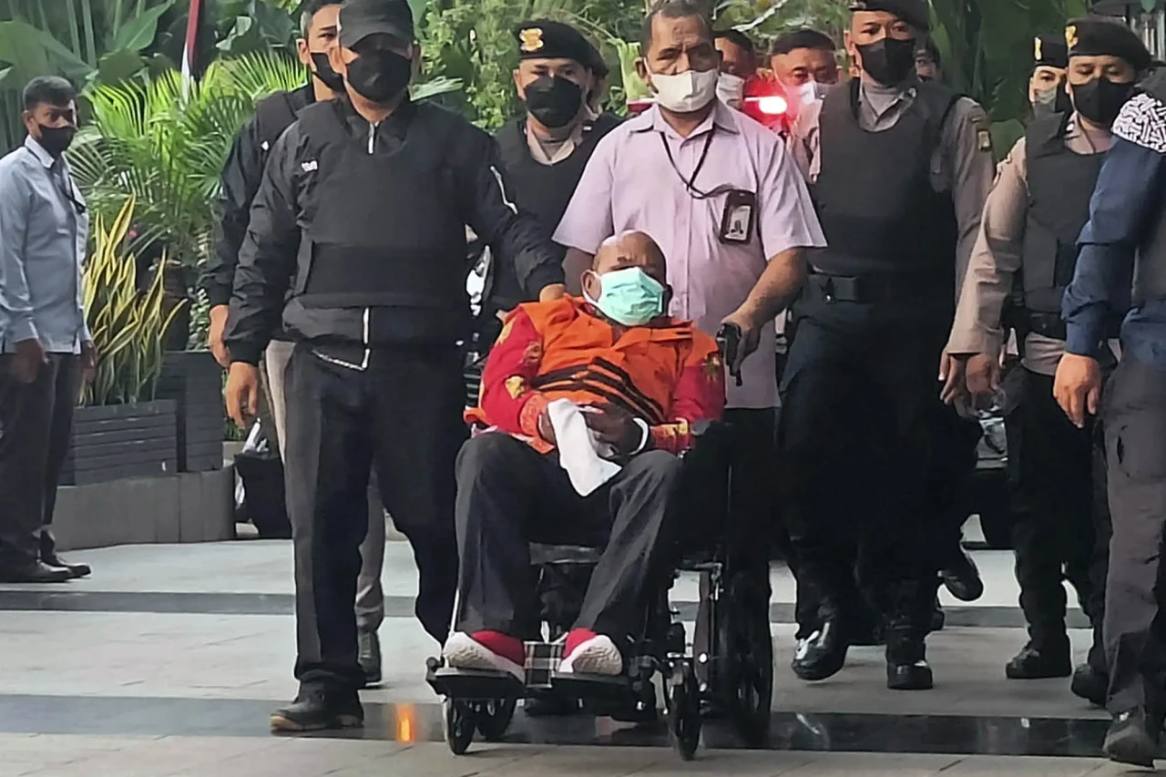 Dibantu Kursi Roda,...