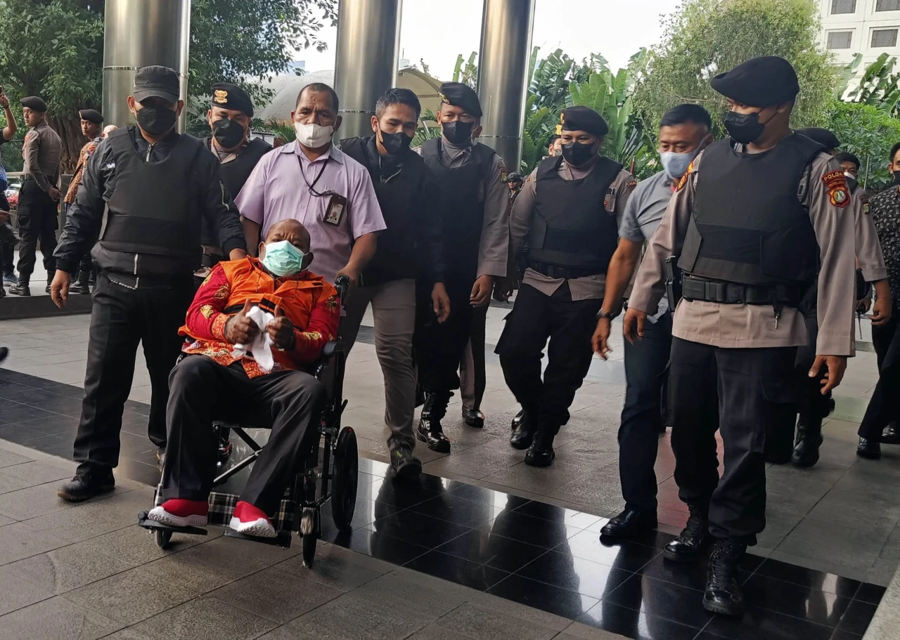 Dibantu Kursi Roda,...
