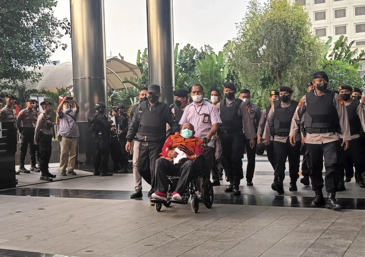 Dibantu Kursi Roda,...