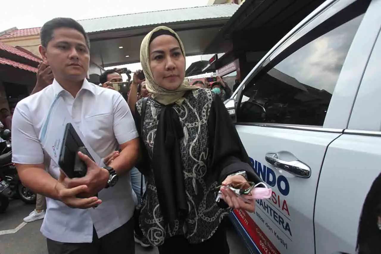 Venna Melinda Datangi...