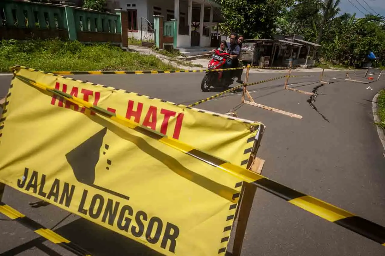 Jalan Ambles Akibat...