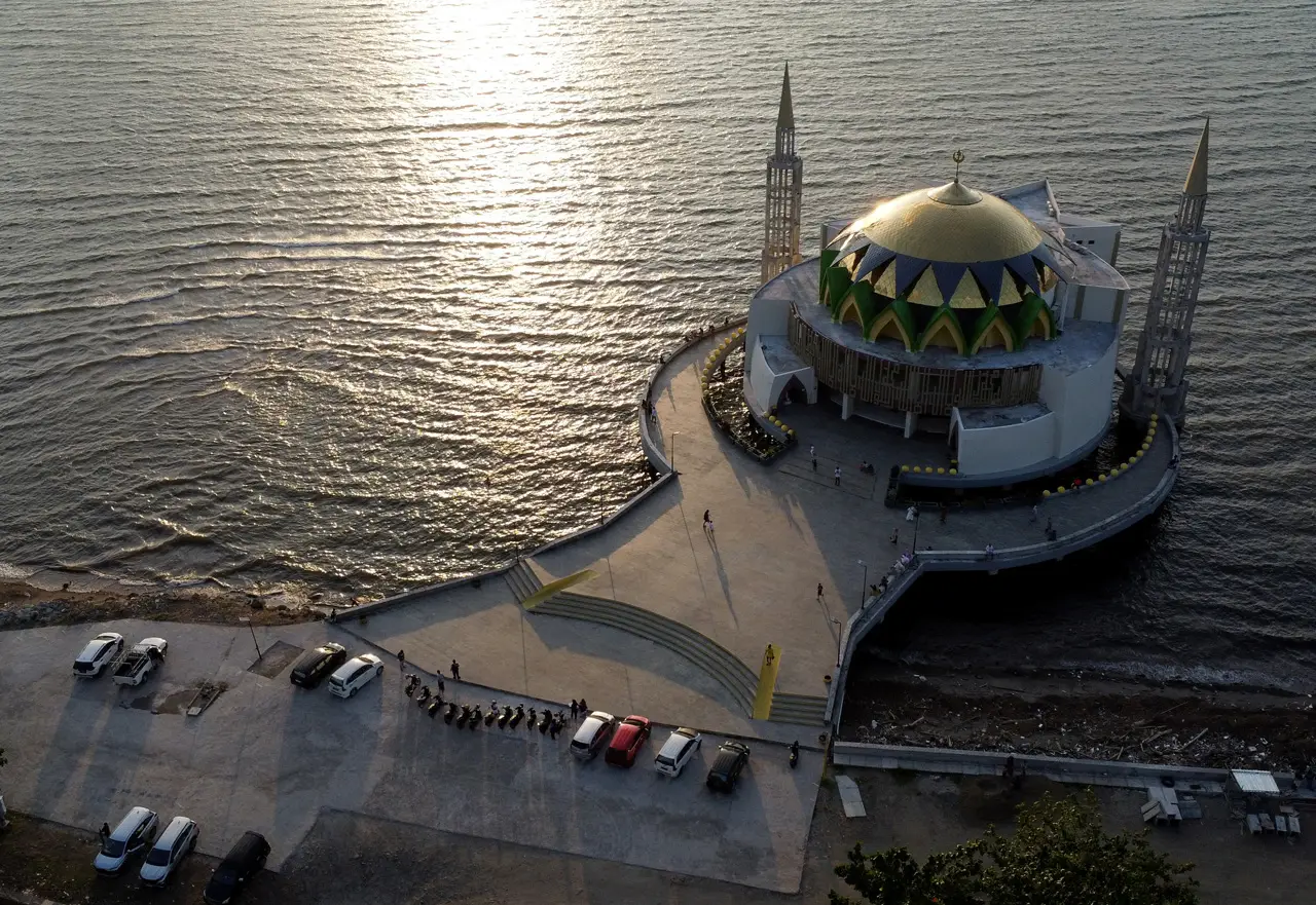 Wisata Masjid Terapung...