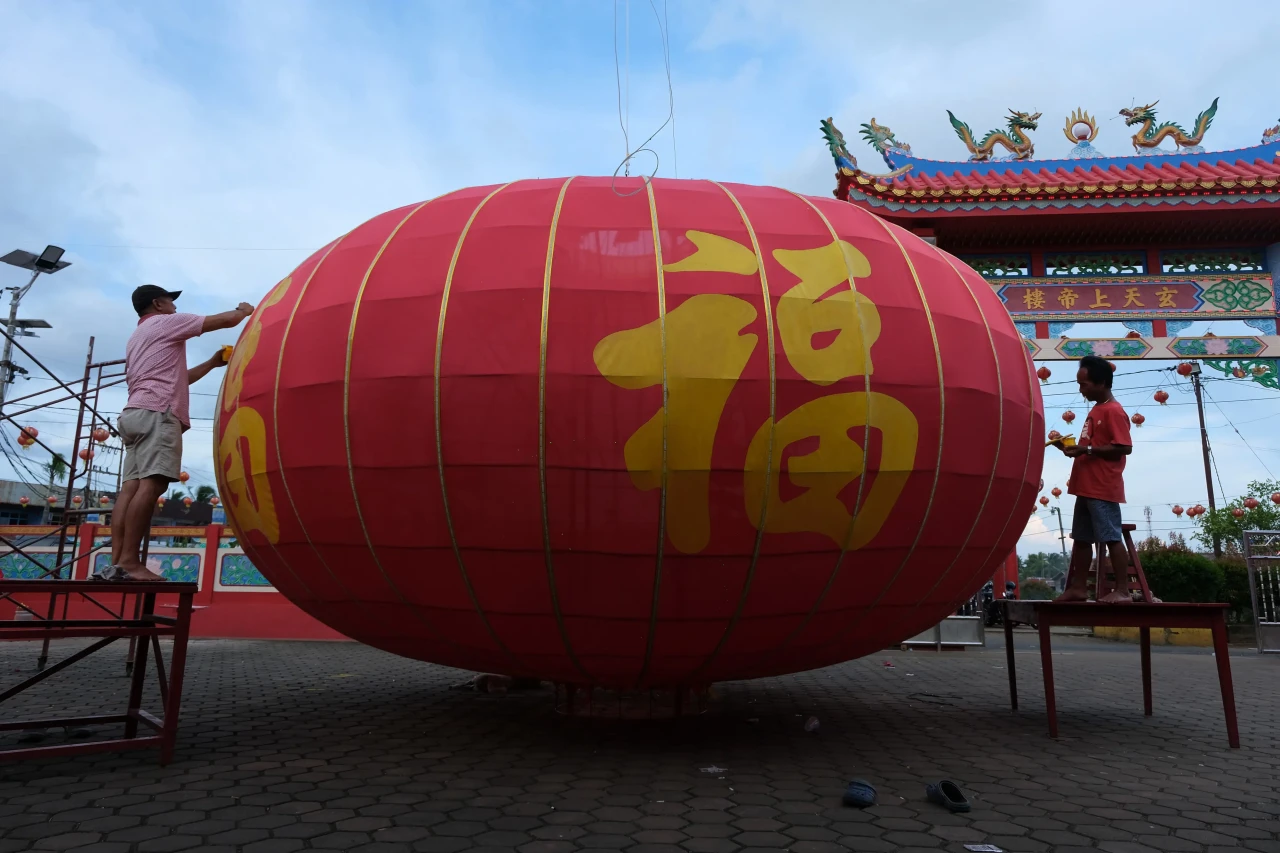 Pembuatan Lampion Raksasa...