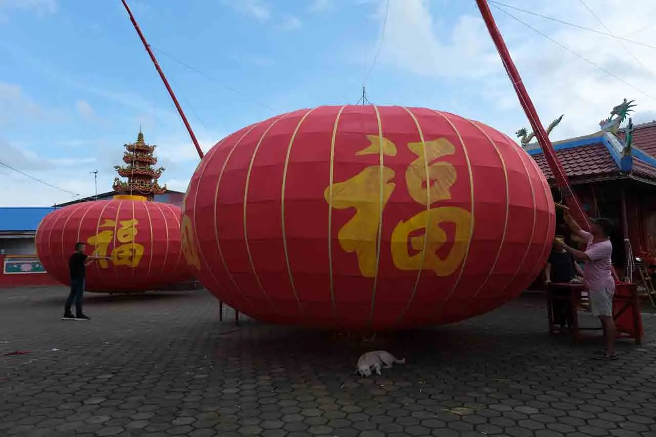 Pembuatan Lampion Raksasa...
