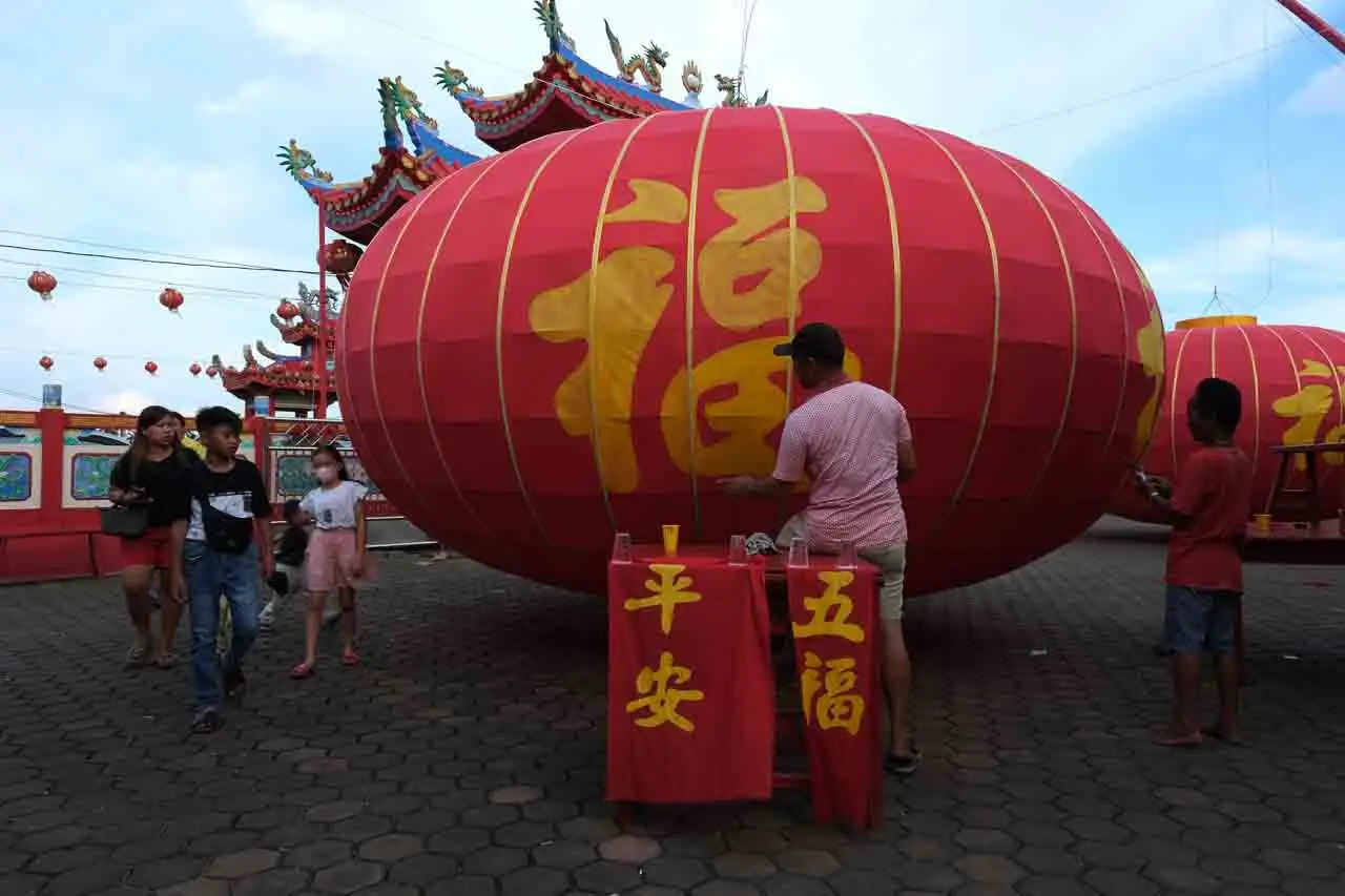 Pembuatan Lampion Raksasa...