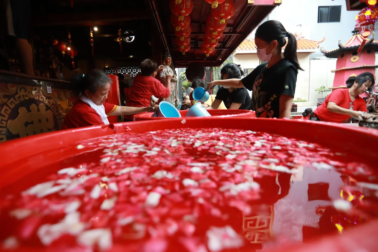 Ritual Cuci Patung Dewa...