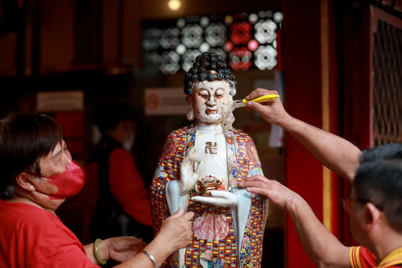 Ritual Cuci Patung Dewa...