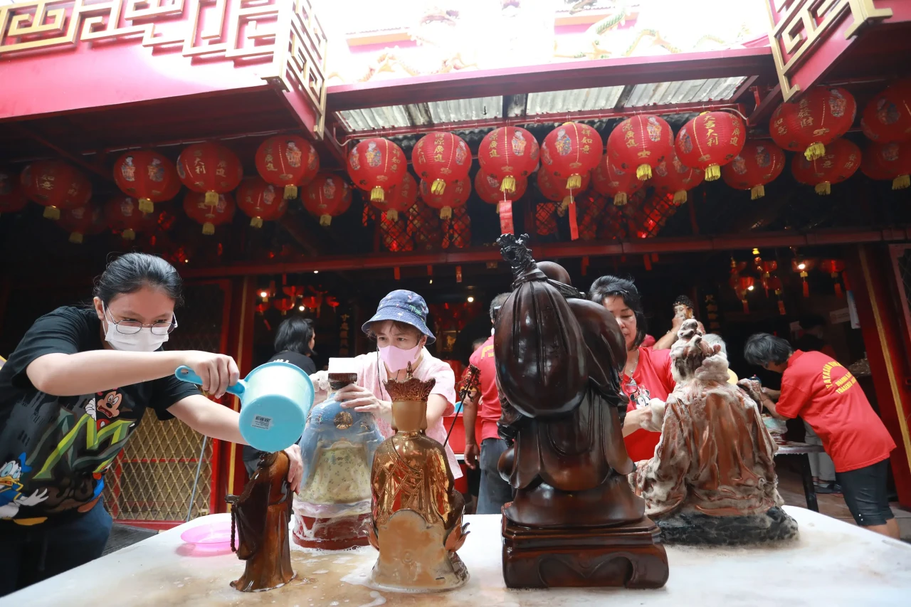 Ritual Cuci Patung Dewa...