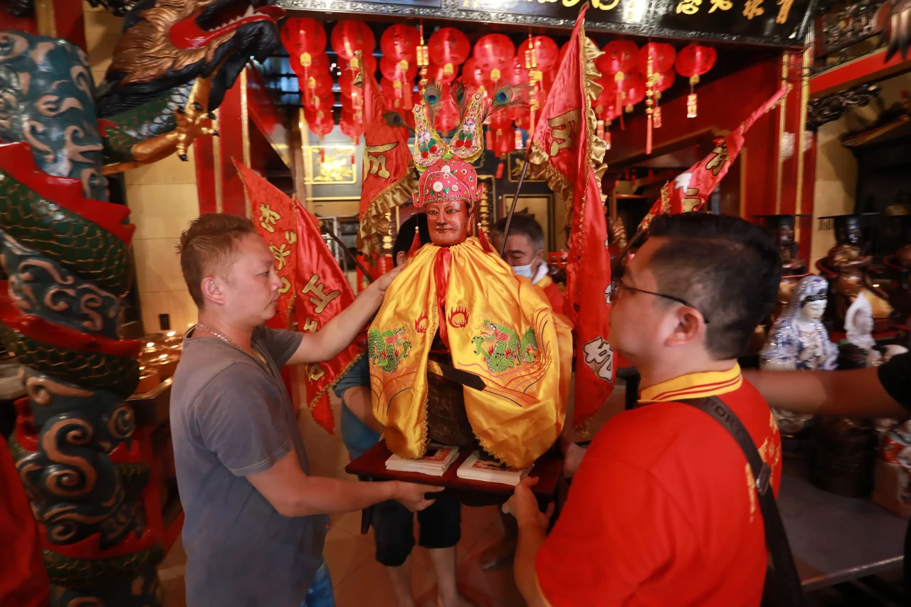 Ritual Cuci Patung Dewa...