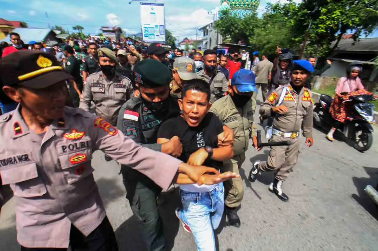 Pedagang dan Satpol...