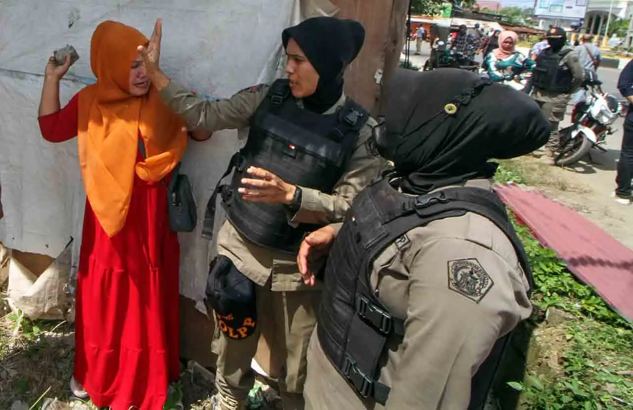 Pedagang dan Satpol...