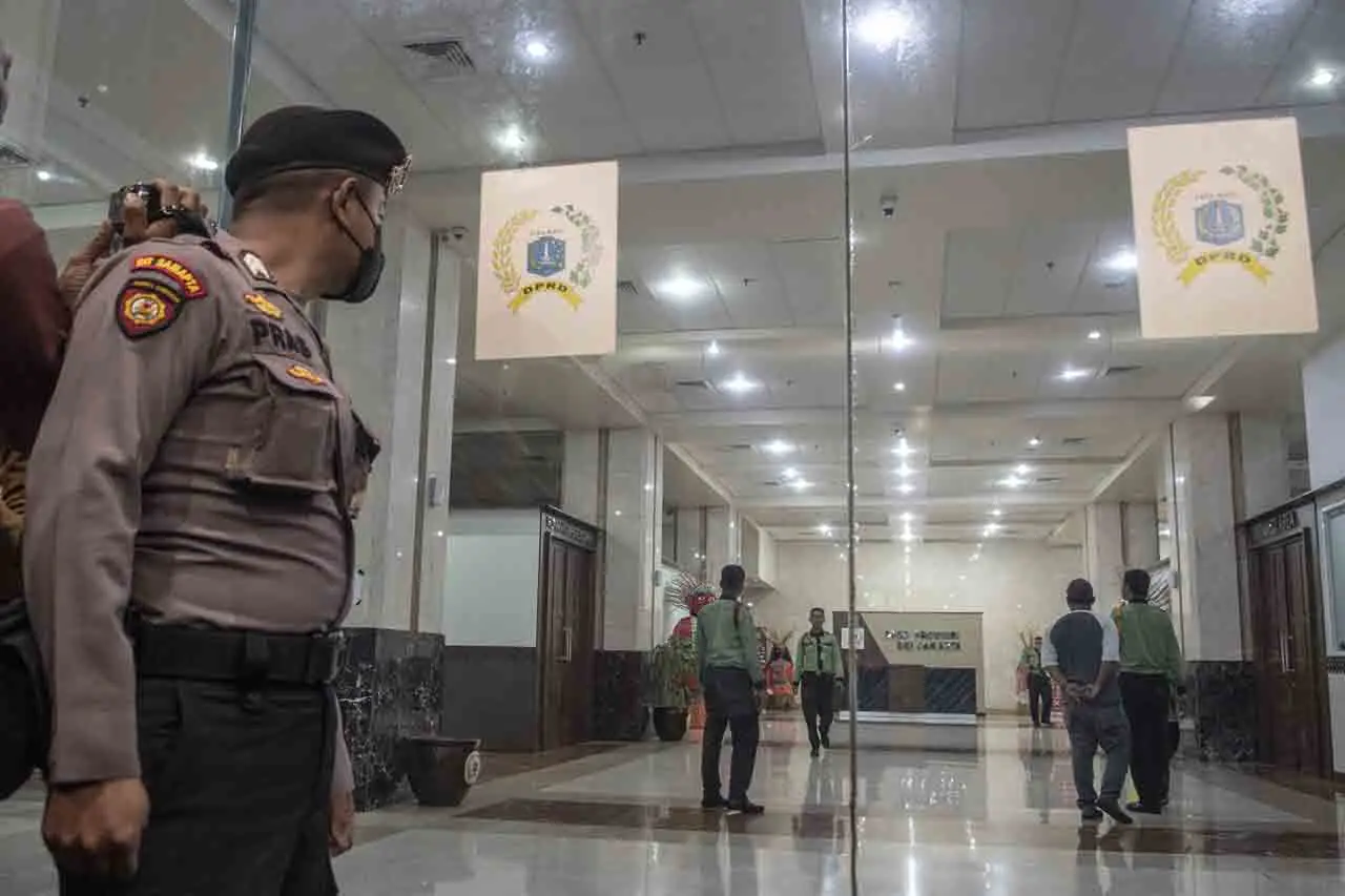 KPK Geledah Kantor DPRD...