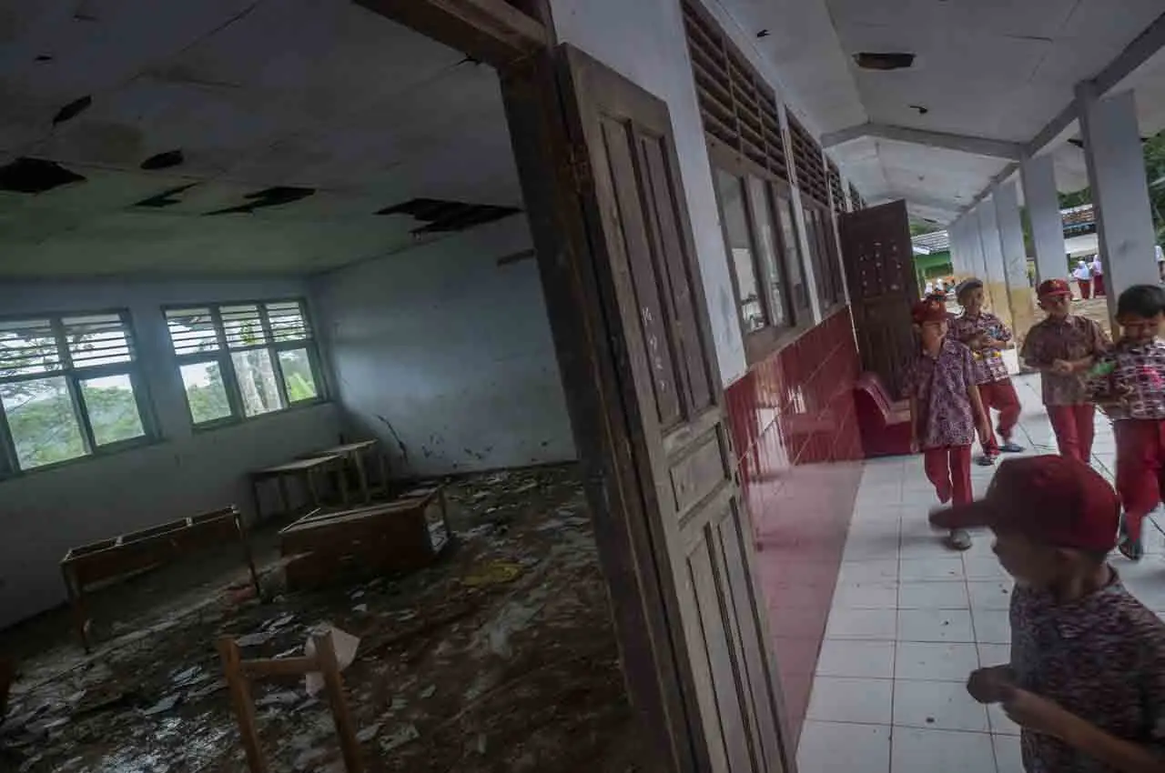 4 Ruang Kelas Sekolah...