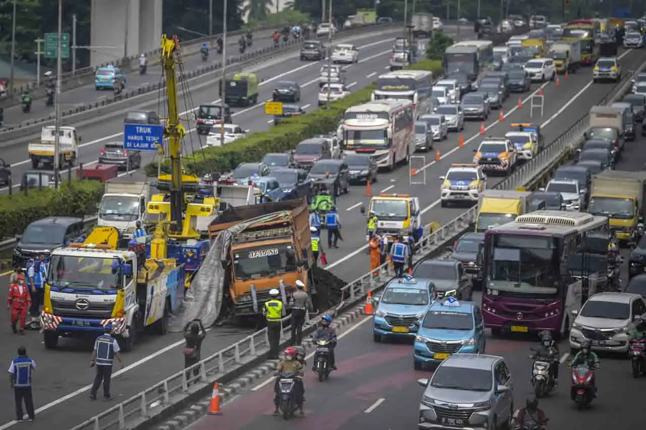 Dua Truk Alami Kecelakaan...