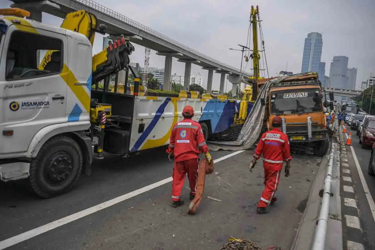 Dua Truk Alami Kecelakaan...