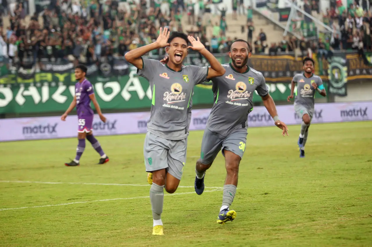 Persebaya Surabaya Bantai...