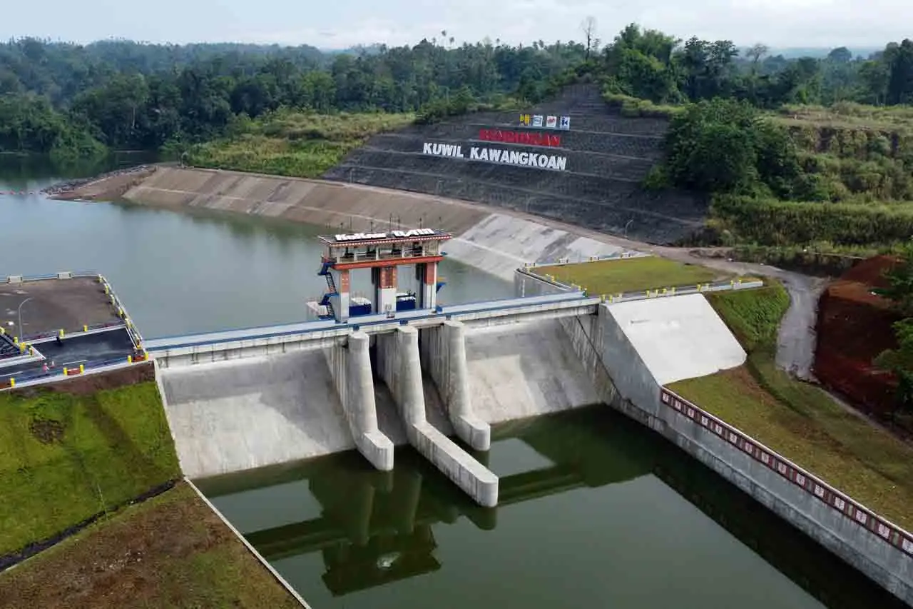 Mengunjungi Bendungan...
