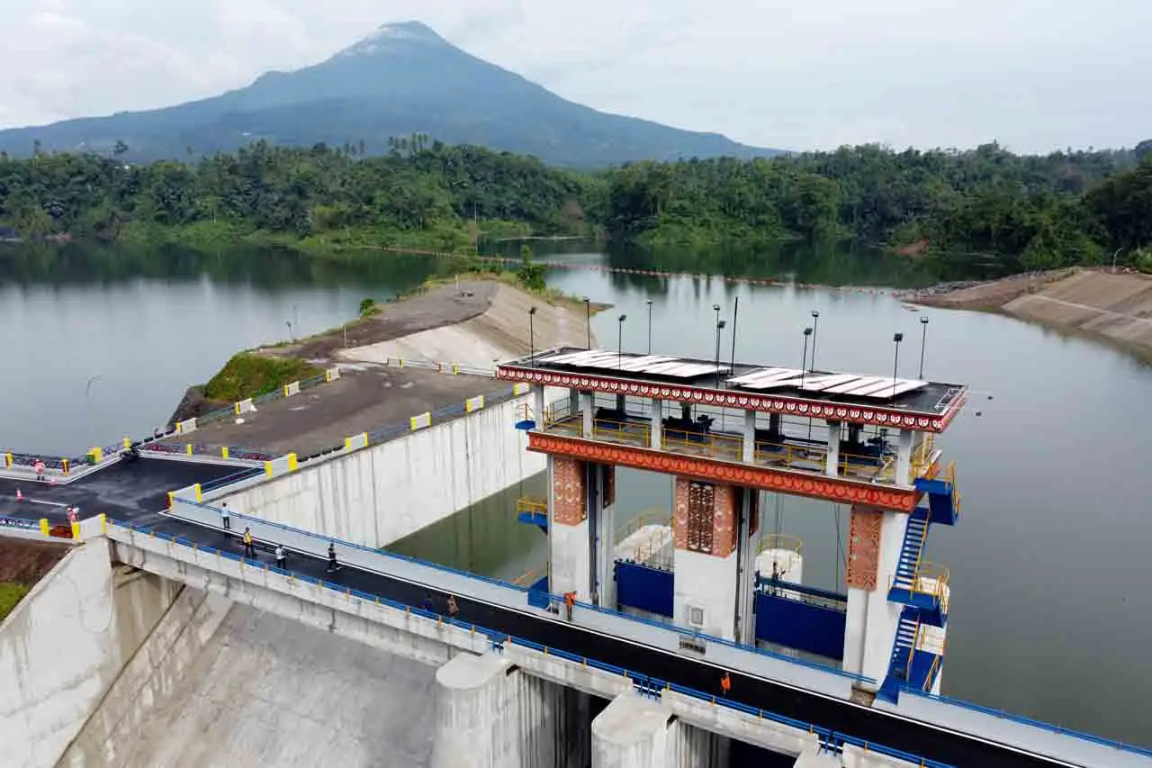 Mengunjungi Bendungan...