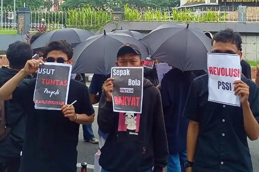 Bawa Keranda Mayat PSSI,...