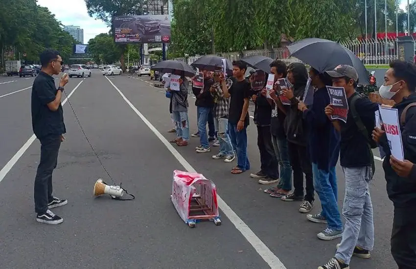 Bawa Keranda Mayat PSSI,...